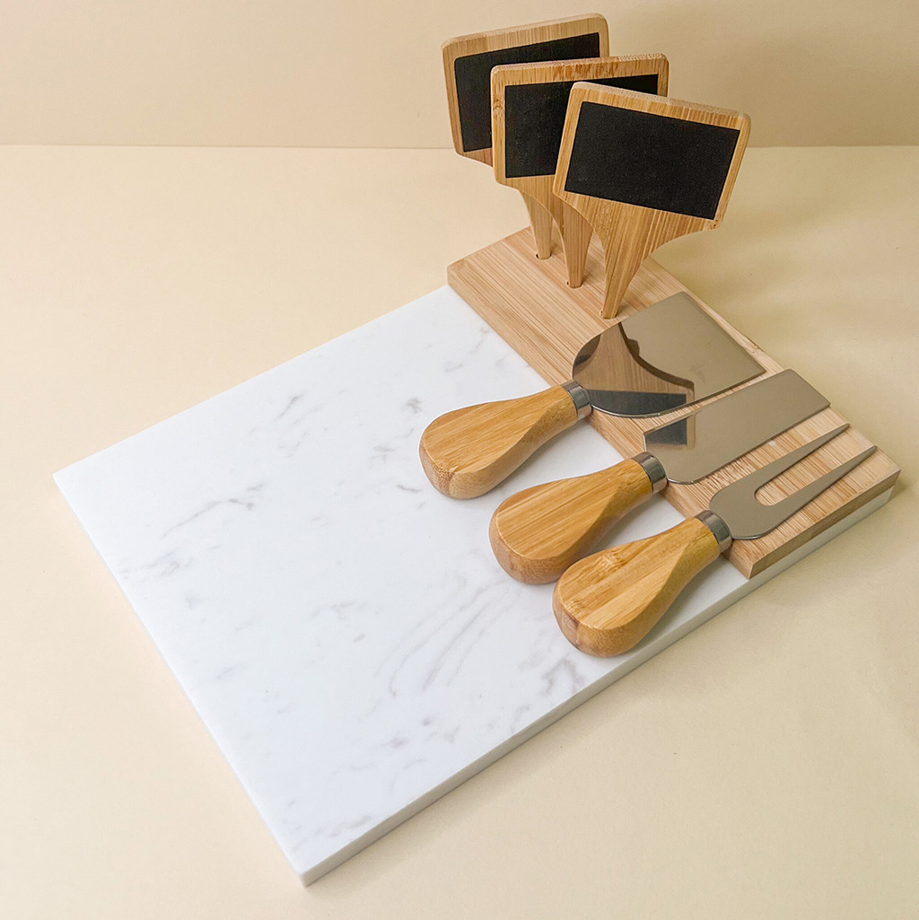Set Tagliere in marmo e bamboo – 3 coltelli da formaggio – 3 segna antipasti - immagine 2