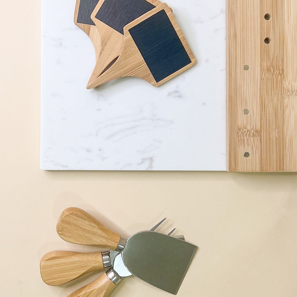 Set Tagliere in marmo e bamboo – 3 coltelli da formaggio – 3 segna antipasti - immagine 4