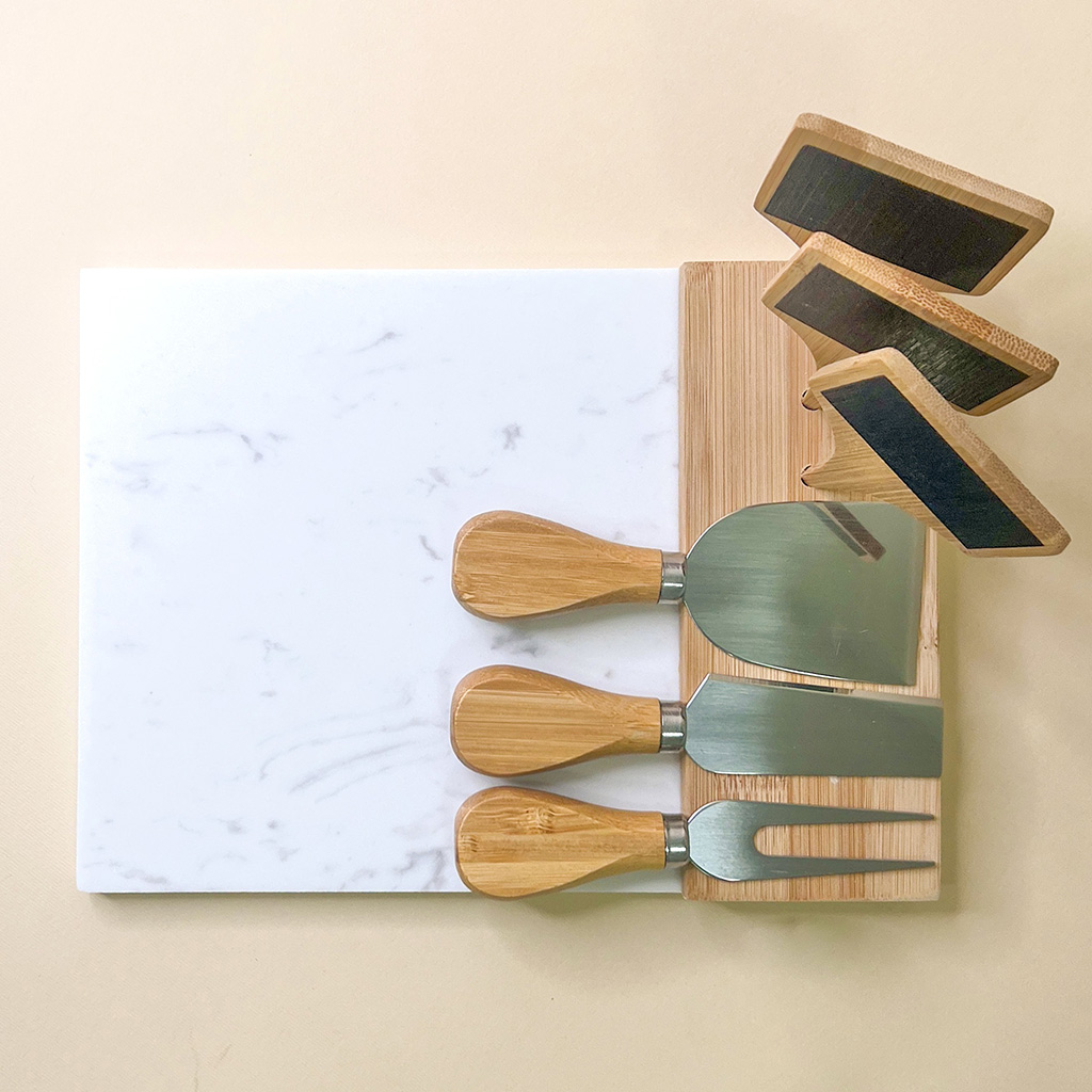 Set Tagliere in marmo e bamboo – 3 coltelli da formaggio – 3 segna antipasti - immagine 3